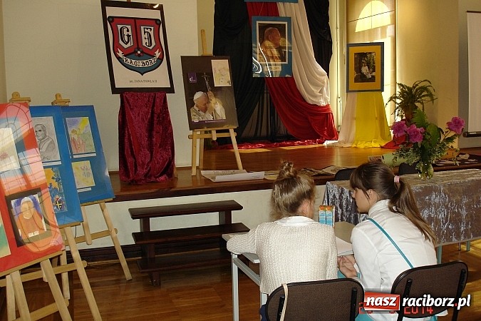 Zdjęcie w galerii na portalu naszraciborz.pl: IV Międzyszkolny Konkurs Wiedzy o Janie Pawle II w G 5  wiadomości z regionu