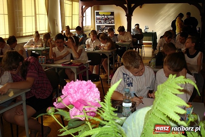 Zdjęcie w galerii na portalu naszraciborz.pl: IV Międzyszkolny Konkurs Wiedzy o Janie Pawle II w G 5  wiadomości z regionu