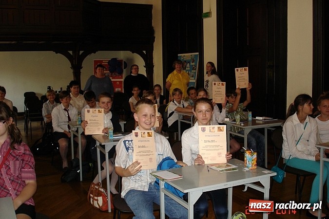 Zdjęcie w galerii na portalu naszraciborz.pl: IV Międzyszkolny Konkurs Wiedzy o Janie Pawle II w G 5  wiadomości z regionu