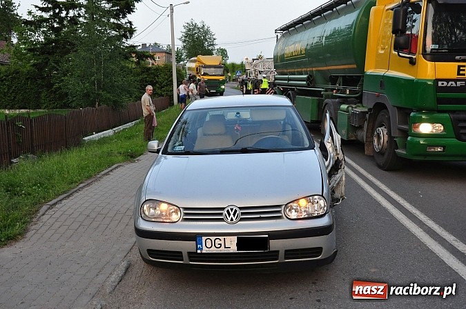 Zdjęcie w galerii na portalu naszraciborz.pl: W Makowie golf zderzył się z dźwigiem wiadomości z regionu