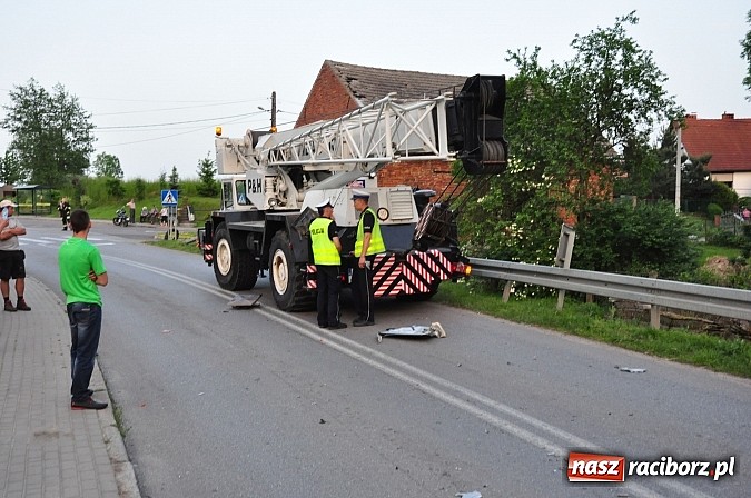 Zdjęcie w galerii na portalu naszraciborz.pl: W Makowie golf zderzył się z dźwigiem wiadomości z regionu