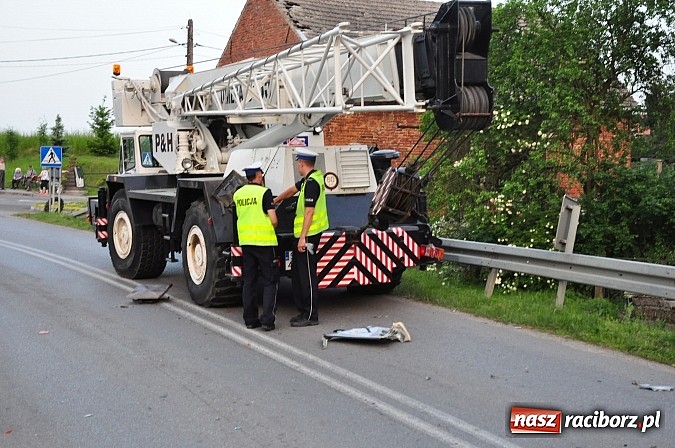 Zdjęcie w galerii na portalu naszraciborz.pl: W Makowie golf zderzył się z dźwigiem wiadomości z regionu