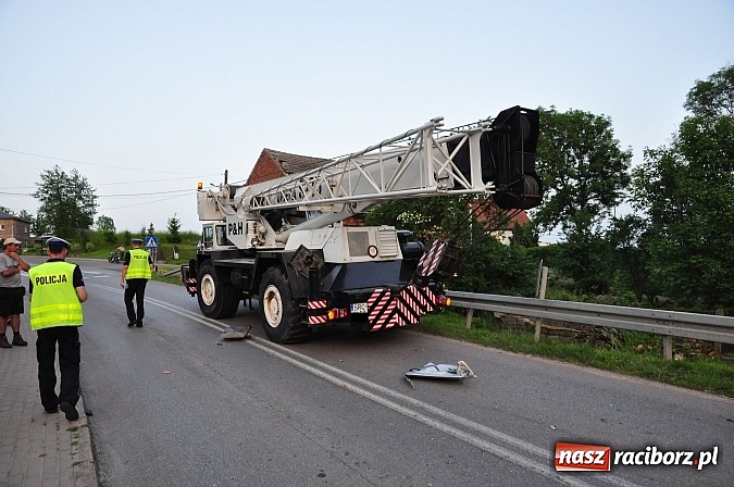 Zdjęcie w galerii na portalu naszraciborz.pl: W Makowie golf zderzył się z dźwigiem wiadomości z regionu