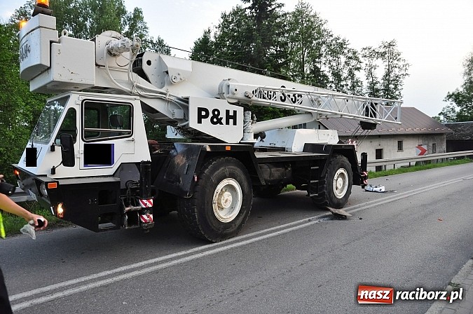 Zdjęcie w galerii na portalu naszraciborz.pl: W Makowie golf zderzył się z dźwigiem wiadomości z regionu