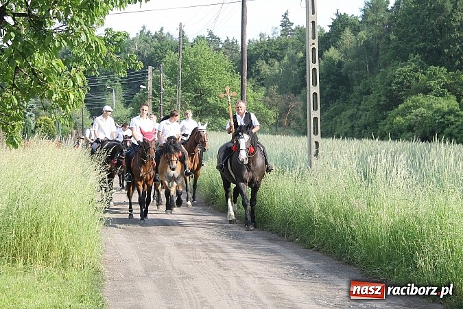 Zdjęcie w galerii na portalu naszraciborz.pl: W Brzeziu jak co roku szli ze świętym Urbanem wiadomości z regionu