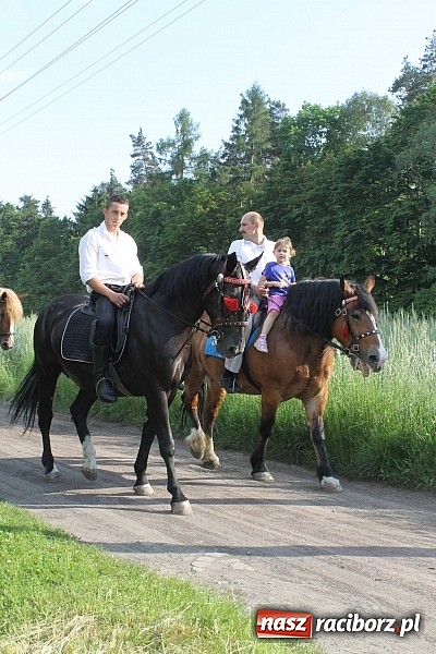 Zdjęcie w galerii na portalu naszraciborz.pl: W Brzeziu jak co roku szli ze świętym Urbanem wiadomości z regionu