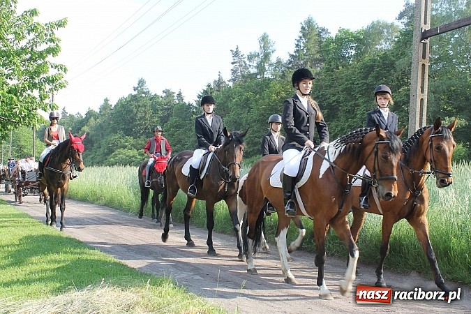 Zdjęcie w galerii na portalu naszraciborz.pl: W Brzeziu jak co roku szli ze świętym Urbanem wiadomości z regionu