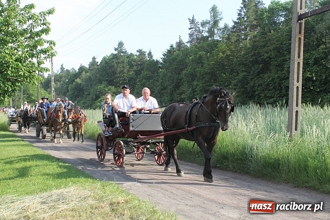 Zdjęcie w galerii na portalu naszraciborz.pl: W Brzeziu jak co roku szli ze świętym Urbanem wiadomości z regionu