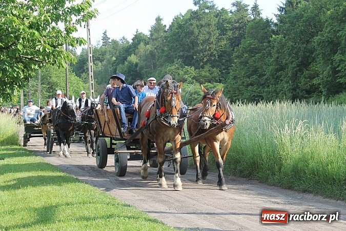 Zdjęcie w galerii na portalu naszraciborz.pl: W Brzeziu jak co roku szli ze świętym Urbanem wiadomości z regionu
