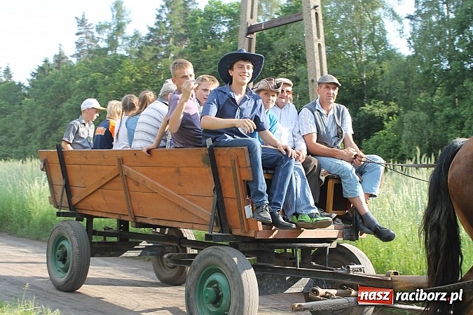 Zdjęcie w galerii na portalu naszraciborz.pl: W Brzeziu jak co roku szli ze świętym Urbanem wiadomości z regionu