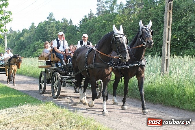 Zdjęcie w galerii na portalu naszraciborz.pl: W Brzeziu jak co roku szli ze świętym Urbanem wiadomości z regionu
