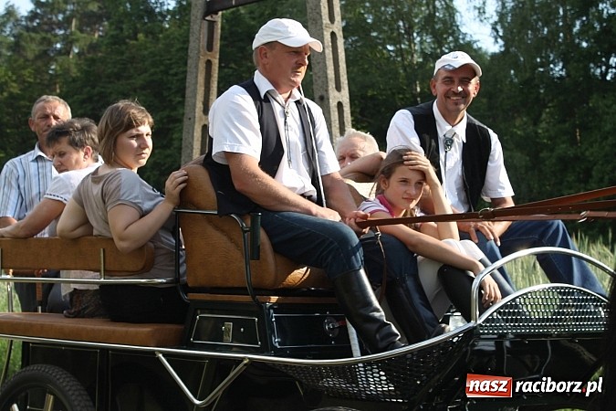Zdjęcie w galerii na portalu naszraciborz.pl: W Brzeziu jak co roku szli ze świętym Urbanem wiadomości z regionu