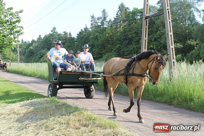 Zdjęcie w galerii na portalu naszraciborz.pl: W Brzeziu jak co roku szli ze świętym Urbanem wiadomości z regionu