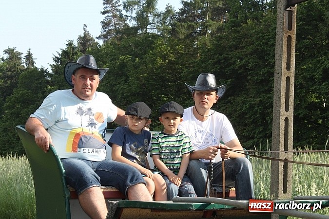 Zdjęcie w galerii na portalu naszraciborz.pl: W Brzeziu jak co roku szli ze świętym Urbanem wiadomości z regionu