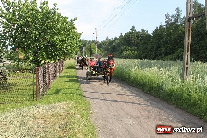 Zdjęcie w galerii na portalu naszraciborz.pl: W Brzeziu jak co roku szli ze świętym Urbanem wiadomości z regionu