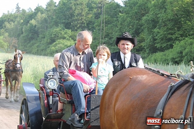 Zdjęcie w galerii na portalu naszraciborz.pl: W Brzeziu jak co roku szli ze świętym Urbanem wiadomości z regionu