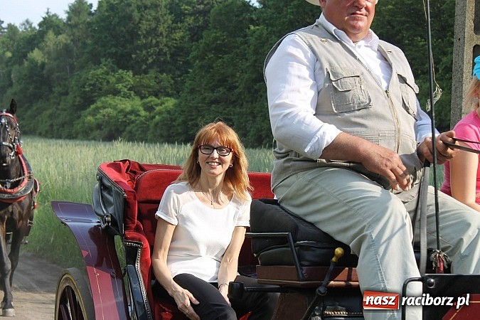 Zdjęcie w galerii na portalu naszraciborz.pl: W Brzeziu jak co roku szli ze świętym Urbanem wiadomości z regionu