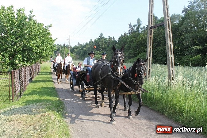 Zdjęcie w galerii na portalu naszraciborz.pl: W Brzeziu jak co roku szli ze świętym Urbanem wiadomości z regionu
