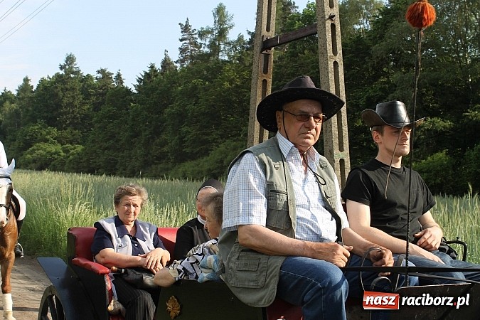 Zdjęcie w galerii na portalu naszraciborz.pl: W Brzeziu jak co roku szli ze świętym Urbanem wiadomości z regionu