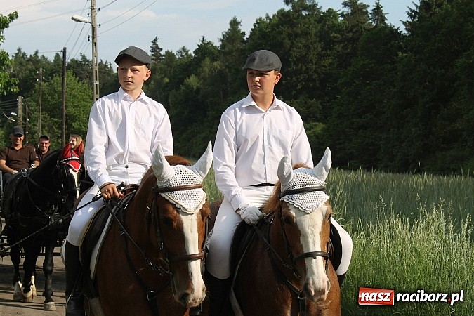 Zdjęcie w galerii na portalu naszraciborz.pl: W Brzeziu jak co roku szli ze świętym Urbanem wiadomości z regionu