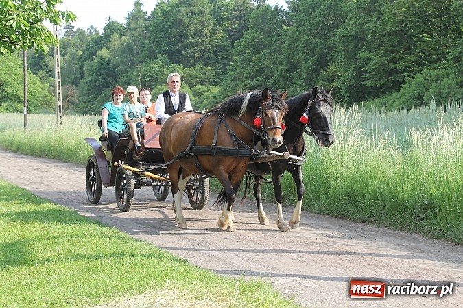 Zdjęcie w galerii na portalu naszraciborz.pl: W Brzeziu jak co roku szli ze świętym Urbanem wiadomości z regionu