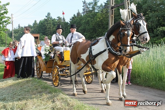Zdjęcie w galerii na portalu naszraciborz.pl: W Brzeziu jak co roku szli ze świętym Urbanem wiadomości z regionu