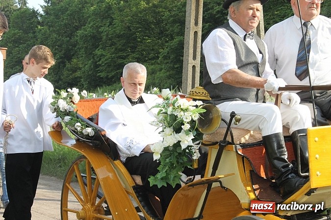 Zdjęcie w galerii na portalu naszraciborz.pl: W Brzeziu jak co roku szli ze świętym Urbanem wiadomości z regionu