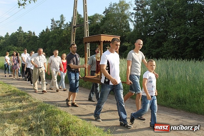 Zdjęcie w galerii na portalu naszraciborz.pl: W Brzeziu jak co roku szli ze świętym Urbanem wiadomości z regionu