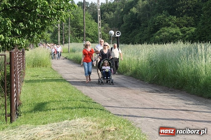 Zdjęcie w galerii na portalu naszraciborz.pl: W Brzeziu jak co roku szli ze świętym Urbanem wiadomości z regionu