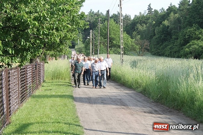 Zdjęcie w galerii na portalu naszraciborz.pl: W Brzeziu jak co roku szli ze świętym Urbanem wiadomości z regionu