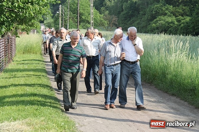 Zdjęcie w galerii na portalu naszraciborz.pl: W Brzeziu jak co roku szli ze świętym Urbanem wiadomości z regionu