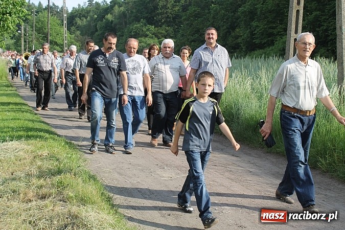 Zdjęcie w galerii na portalu naszraciborz.pl: W Brzeziu jak co roku szli ze świętym Urbanem wiadomości z regionu