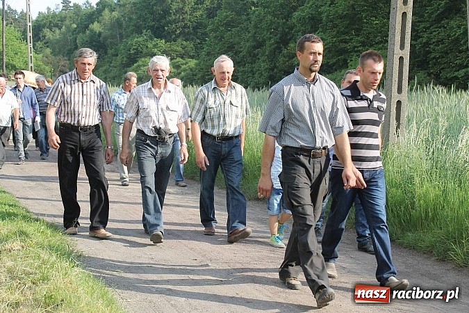 Zdjęcie w galerii na portalu naszraciborz.pl: W Brzeziu jak co roku szli ze świętym Urbanem wiadomości z regionu