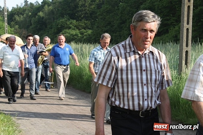 Zdjęcie w galerii na portalu naszraciborz.pl: W Brzeziu jak co roku szli ze świętym Urbanem wiadomości z regionu