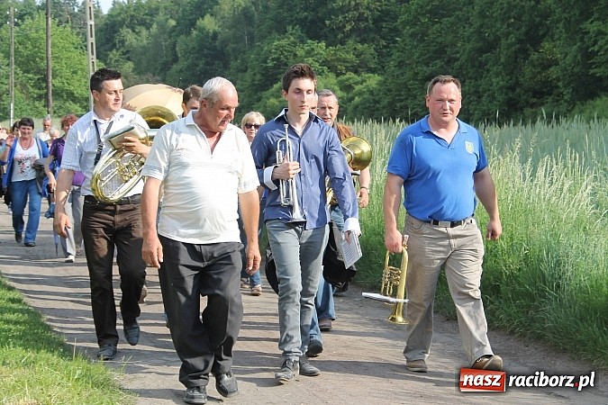 Zdjęcie w galerii na portalu naszraciborz.pl: W Brzeziu jak co roku szli ze świętym Urbanem wiadomości z regionu