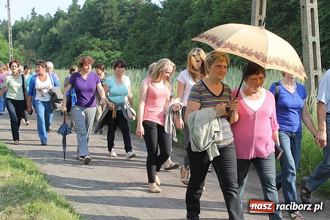 Zdjęcie w galerii na portalu naszraciborz.pl: W Brzeziu jak co roku szli ze świętym Urbanem wiadomości z regionu