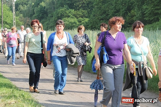 Zdjęcie w galerii na portalu naszraciborz.pl: W Brzeziu jak co roku szli ze świętym Urbanem wiadomości z regionu