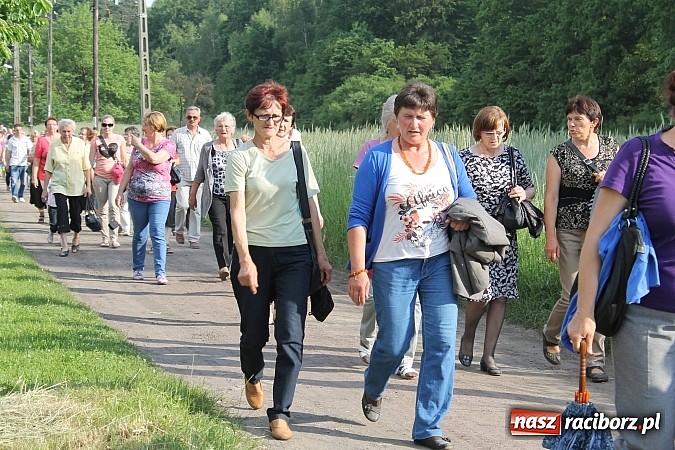 Zdjęcie w galerii na portalu naszraciborz.pl: W Brzeziu jak co roku szli ze świętym Urbanem wiadomości z regionu