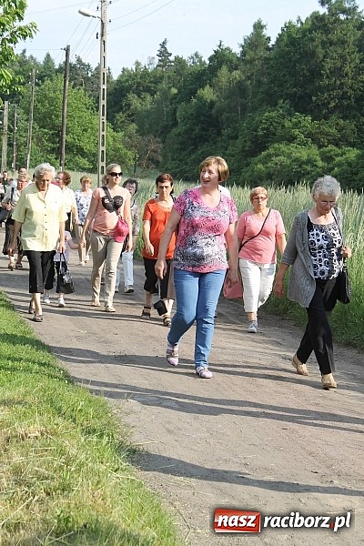 Zdjęcie w galerii na portalu naszraciborz.pl: W Brzeziu jak co roku szli ze świętym Urbanem wiadomości z regionu