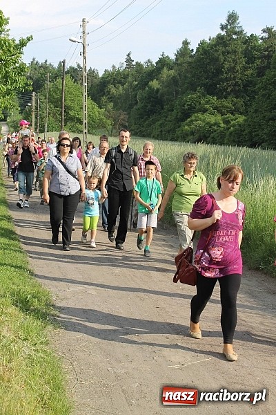 Zdjęcie w galerii na portalu naszraciborz.pl: W Brzeziu jak co roku szli ze świętym Urbanem wiadomości z regionu