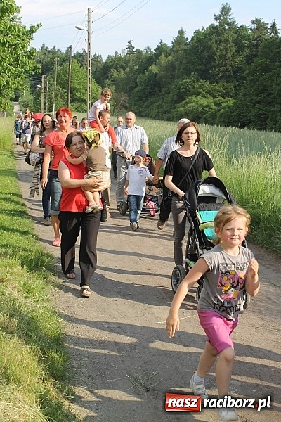 Zdjęcie w galerii na portalu naszraciborz.pl: W Brzeziu jak co roku szli ze świętym Urbanem wiadomości z regionu
