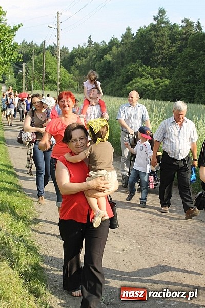 Zdjęcie w galerii na portalu naszraciborz.pl: W Brzeziu jak co roku szli ze świętym Urbanem wiadomości z regionu