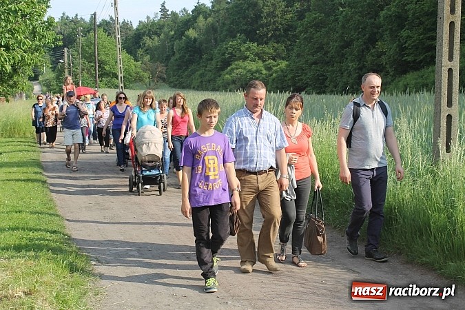 Zdjęcie w galerii na portalu naszraciborz.pl: W Brzeziu jak co roku szli ze świętym Urbanem wiadomości z regionu