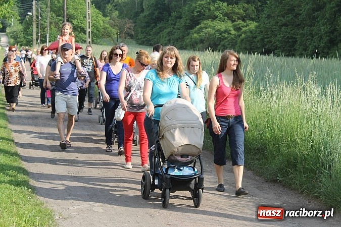 Zdjęcie w galerii na portalu naszraciborz.pl: W Brzeziu jak co roku szli ze świętym Urbanem wiadomości z regionu