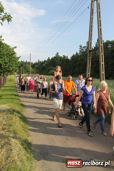 Zdjęcie w galerii na portalu naszraciborz.pl: W Brzeziu jak co roku szli ze świętym Urbanem wiadomości z regionu
