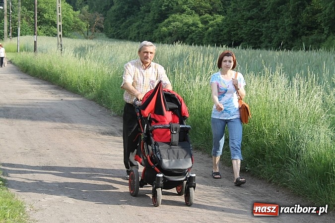 Zdjęcie w galerii na portalu naszraciborz.pl: W Brzeziu jak co roku szli ze świętym Urbanem wiadomości z regionu