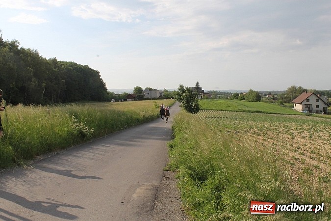 Zdjęcie w galerii na portalu naszraciborz.pl: W Brzeziu jak co roku szli ze świętym Urbanem wiadomości z regionu