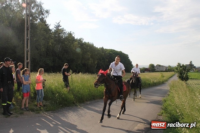 Zdjęcie w galerii na portalu naszraciborz.pl: W Brzeziu jak co roku szli ze świętym Urbanem wiadomości z regionu