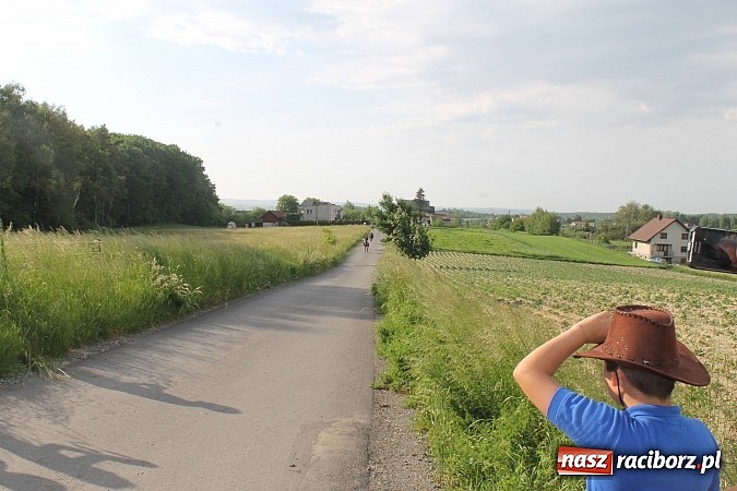 Zdjęcie w galerii na portalu naszraciborz.pl: W Brzeziu jak co roku szli ze świętym Urbanem wiadomości z regionu