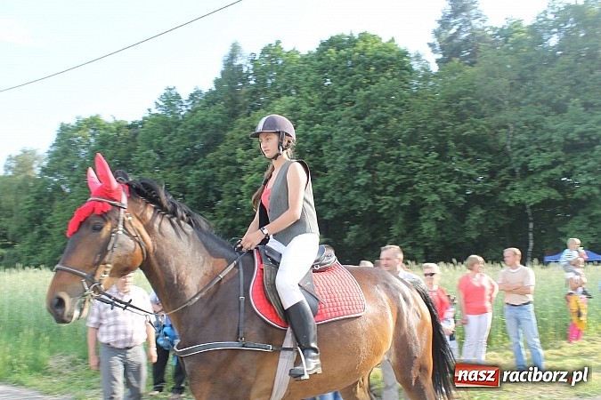 Zdjęcie w galerii na portalu naszraciborz.pl: W Brzeziu jak co roku szli ze świętym Urbanem wiadomości z regionu